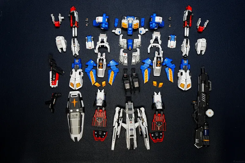 RX-78-7 高达七号机 GK 喷涂完成后摊开的零件